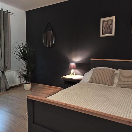 Cztery Katy W Rynku Apartment Валбжих Екстериор снимка